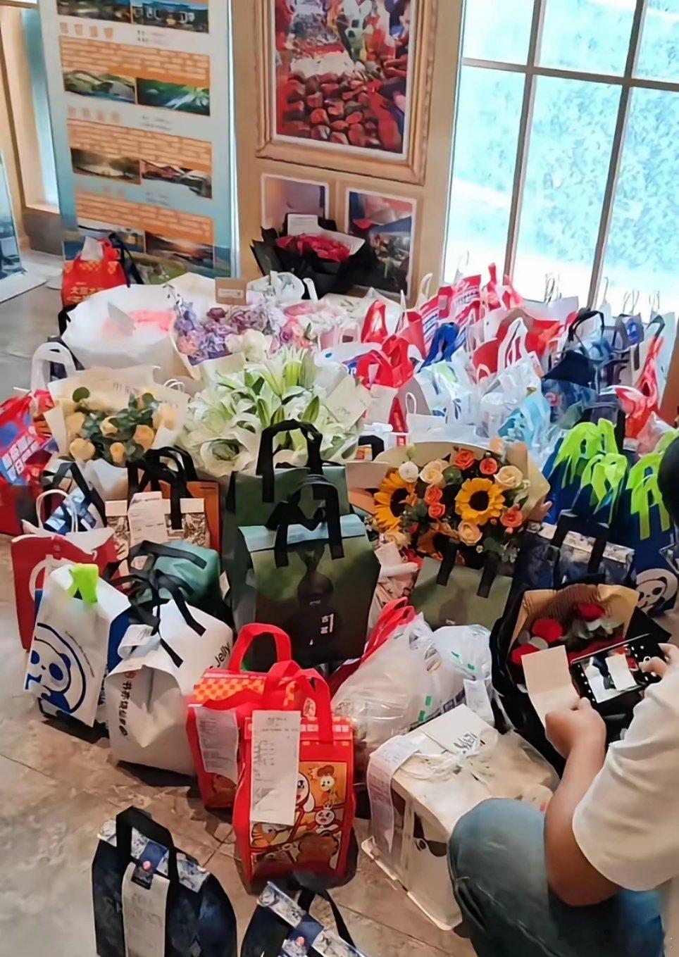 这两天最火的城市应该就是腾冲了吧酒店的前台收到了无数网友送的礼物数量还在不断增加