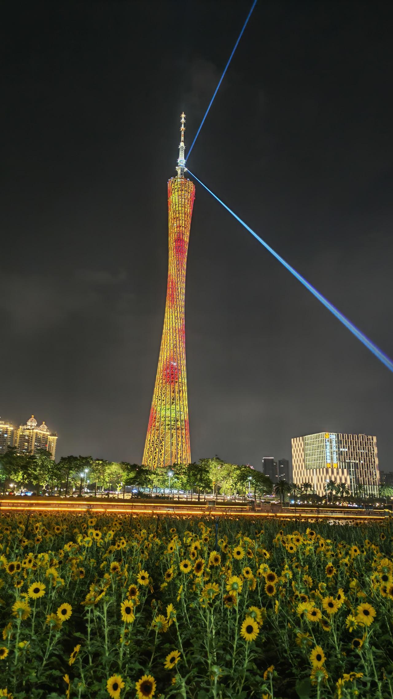 分享一张你拍的建筑花城广场流连忘返
