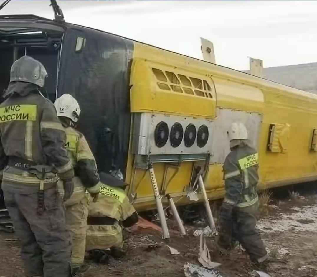 一辆载40名中国游客的大巴在俄罗斯发生侧翻，造成2人遇难，至少10人受伤！

当