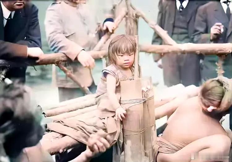 1906年，美国纽约动物园。
一位菲律宾的小女孩和她的母亲成为来自殖民地的“展品