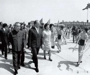 🍁53年前的今天——即1973年4月19日，周总理亲自到北京机场，迎接墨西哥总