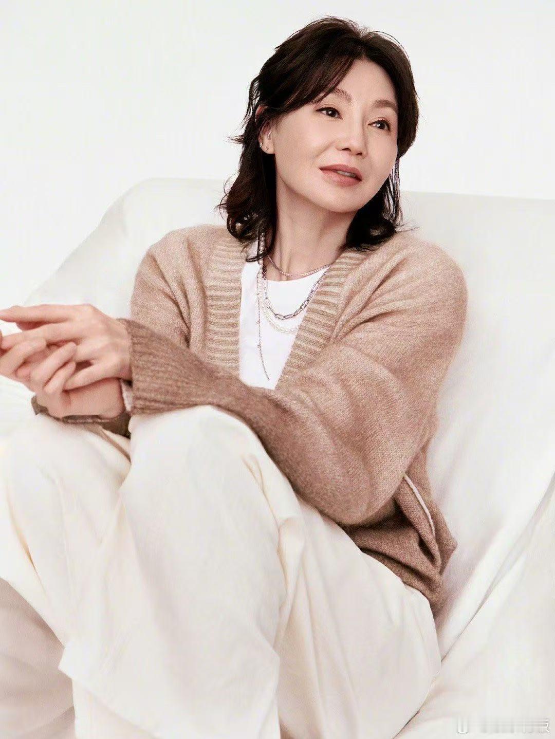 张曼玉61岁状态 61岁的她，脸上有了岁月的痕迹，却也多了年轻时没有的笃定。不再