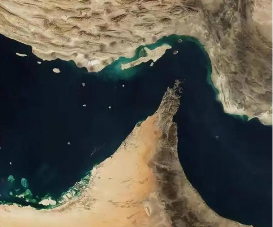 近期油价突发暴涨，引发大众对生活成本上升的担忧，这一担忧并非空穴来风。石油作为“