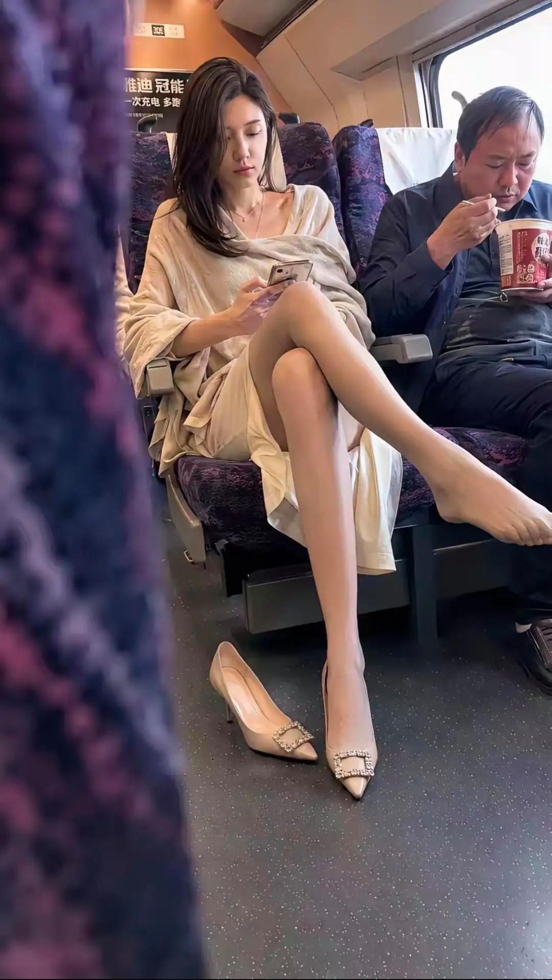 女人在公共场合下赤脚来回晃悠不尴尬吗？？？ ​​​