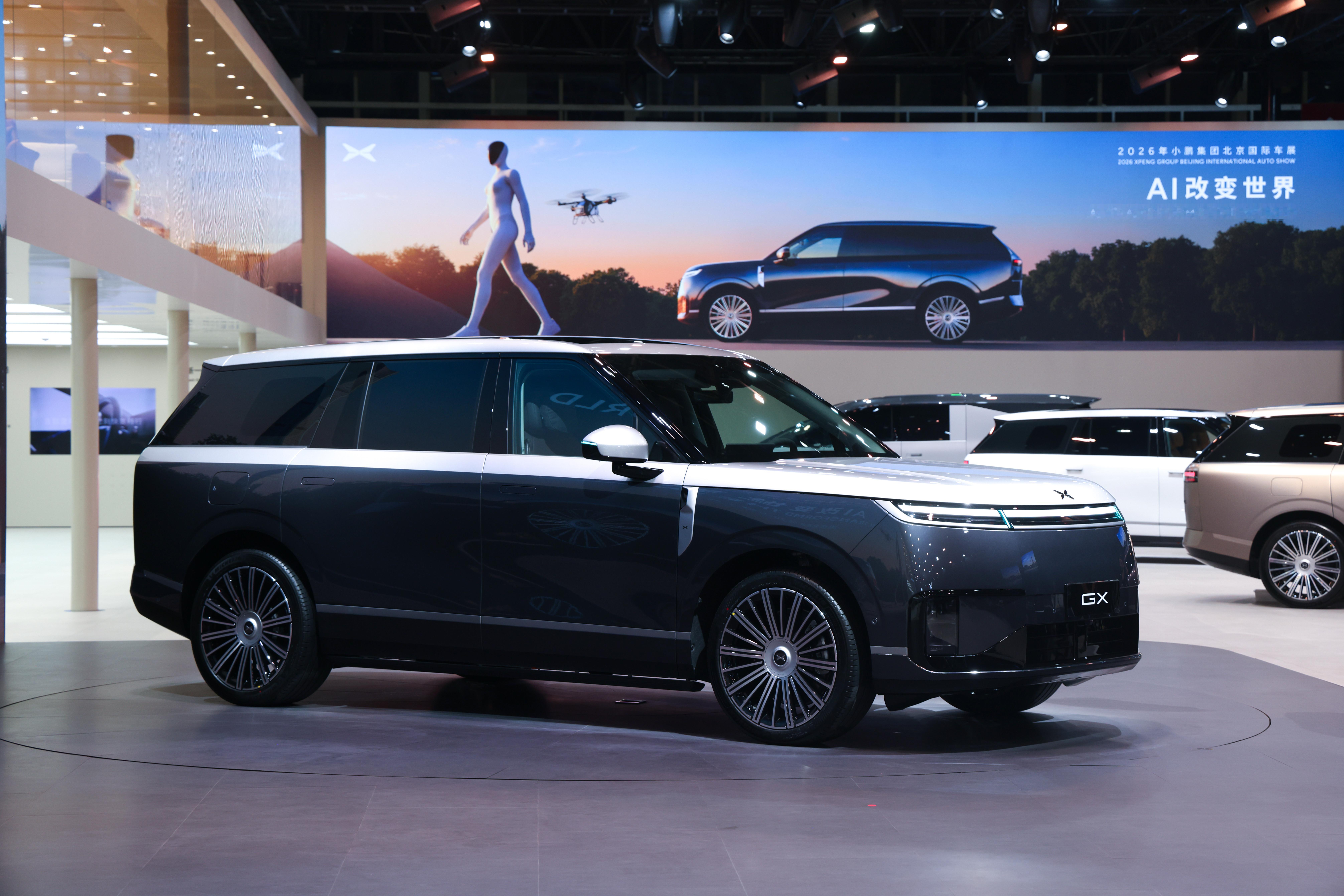 小鹏GX首发昆仑云境高定双拼色小鹏GX「昆仑云境」超豪华双拼色，北京车展首发亮相