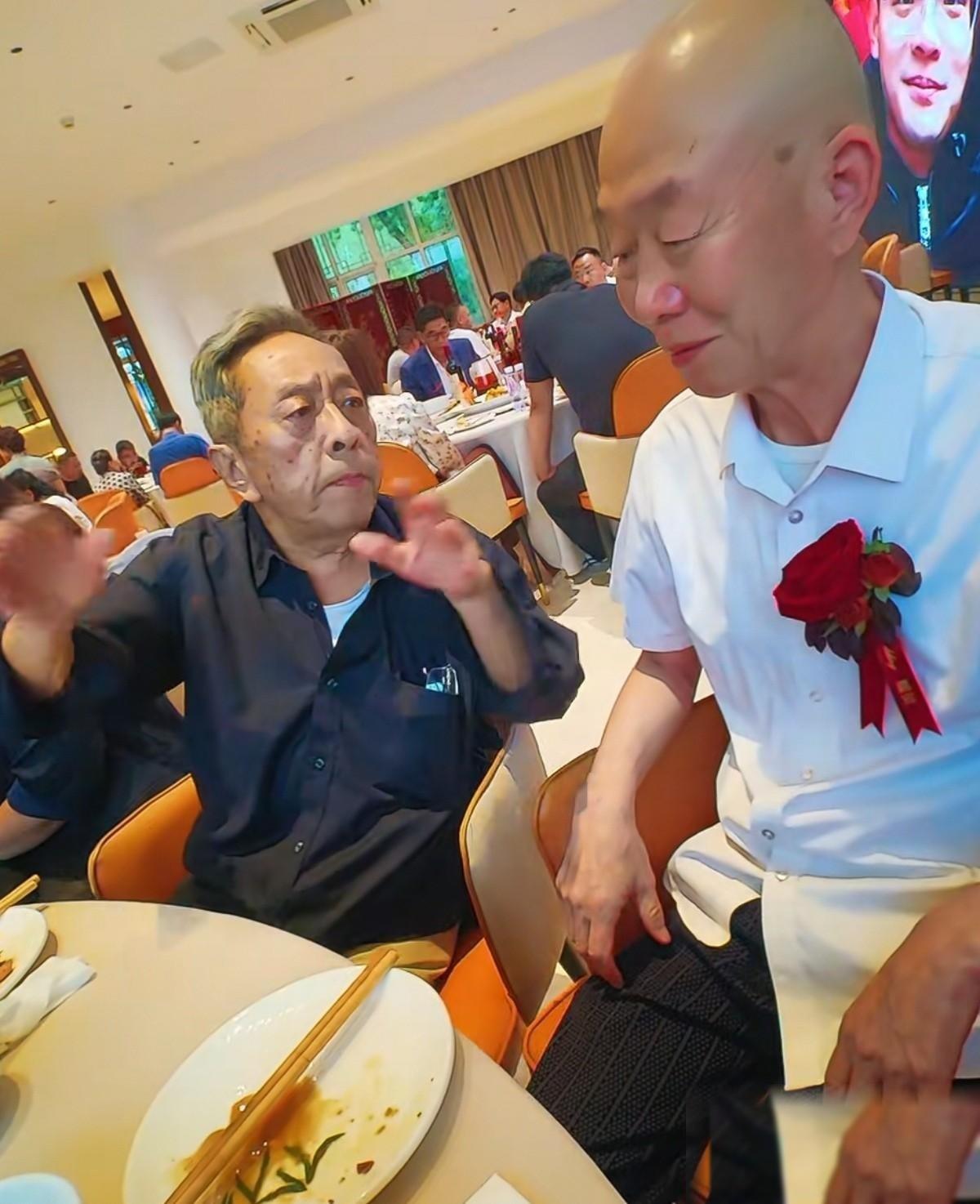 相声界恩怨情仇 李伯祥、赵津生，罕见同框，爷俩相谈甚欢。日前曝光的这组画面中，快