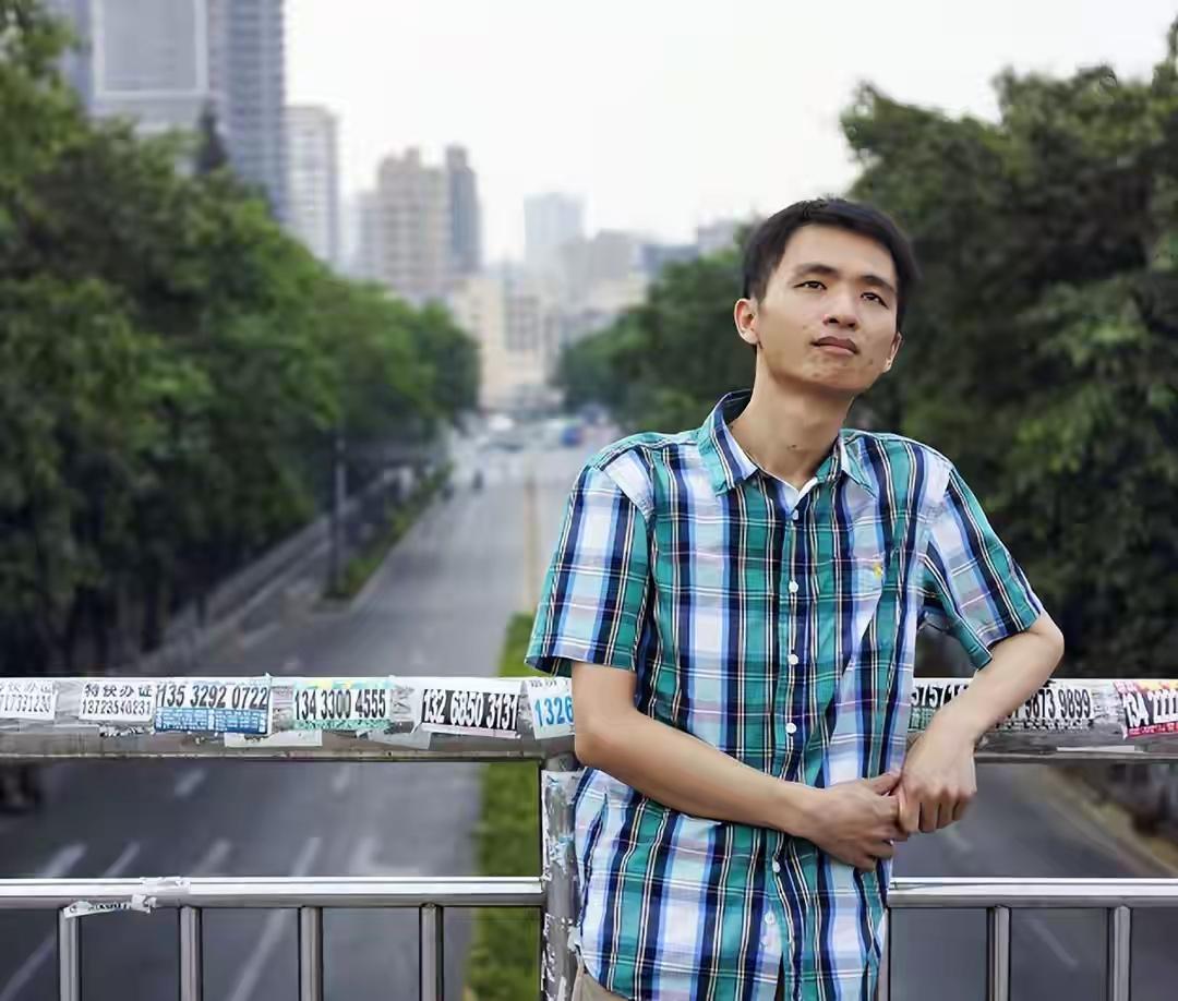 许立志：被流水线吞噬的诗人，十二年后还有谁记得他
 
十二年光阴倏忽而过，诗坛潮