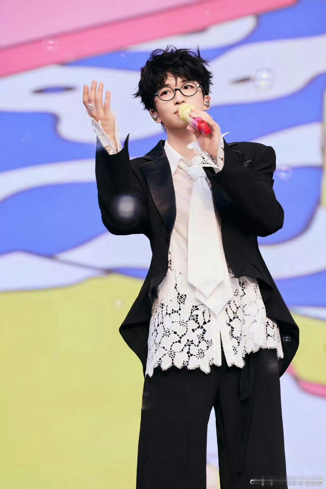 黄子弘凡张峻豪正是憋不住笑的年纪 刷到《音乐缘计划2》发布会合照，俩人对视秒变憋