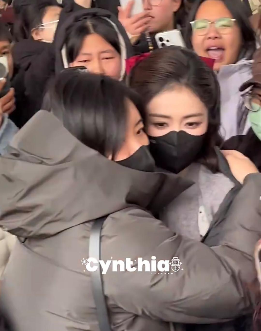 其实白鹿春晚第二次联排，最挤白鹿的就是这个突然扑到白鹿身上的大姨。白鹿第二次联排