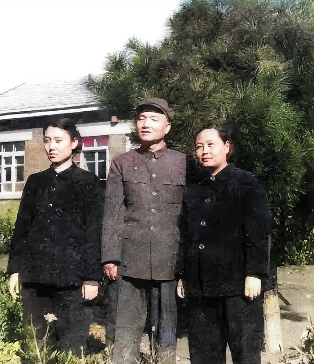 50年代，孔从洲和妻子钱俭，以及女儿孔淑静，一张罕见的留影，镜头中的一家三口看起