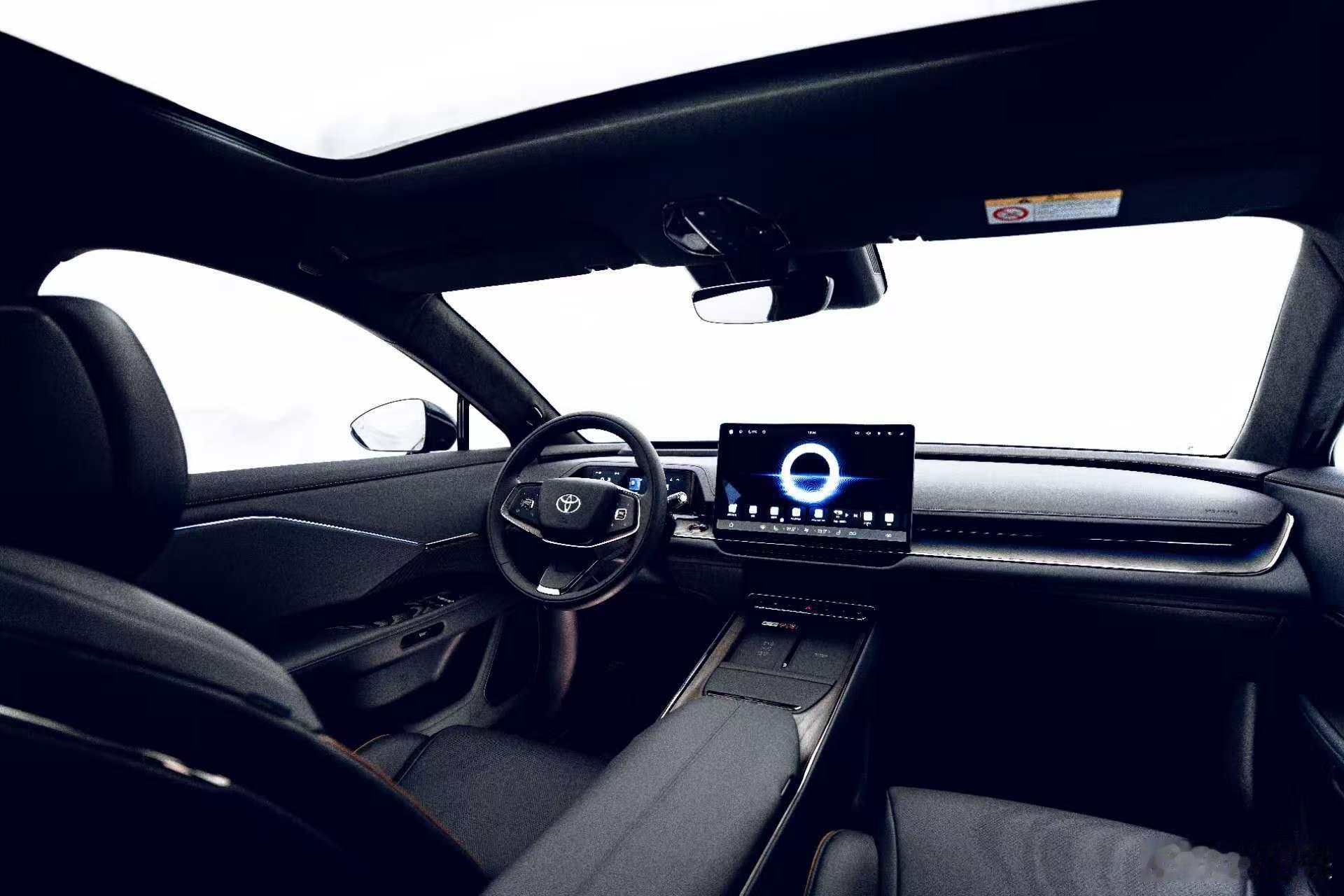 有幸提前深度静态体验了铂智7，空间是真的大，我坐在主驾后，身高185的小伙伴儿还