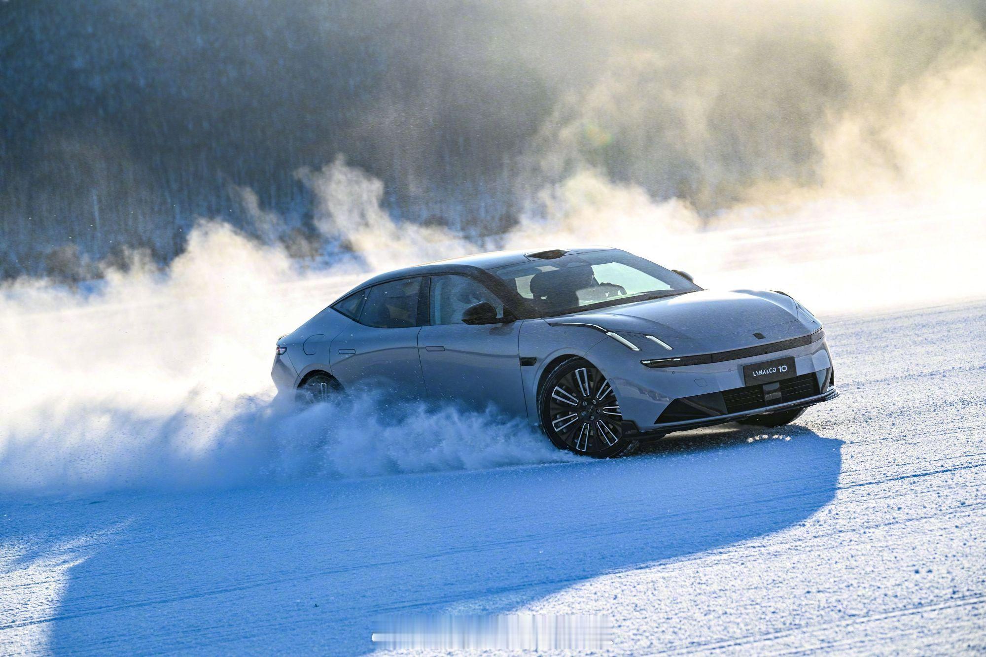 零下40度千里春运你的车行吗这温度都到东北那旮旯了吧？开电车肯定不行了，难道只能