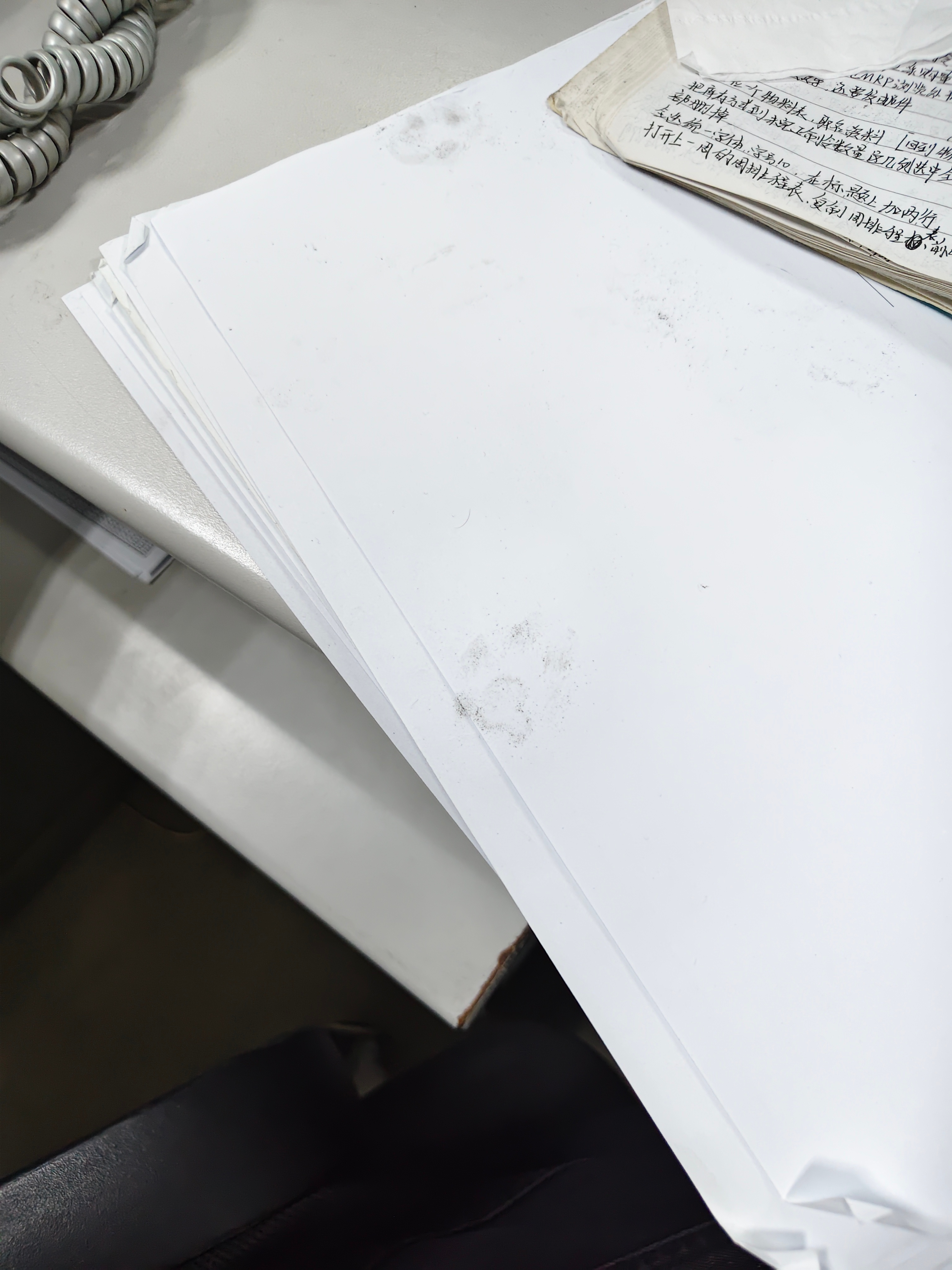 虽然我一直知道我工位这一块会来猫，但我真没想到有一天还能看到如此清晰的爪印 