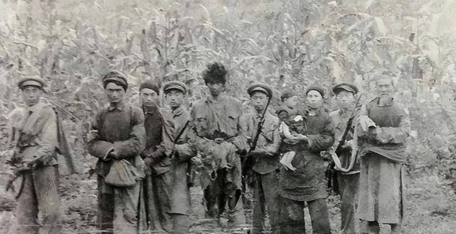 1919年，土匪头子到妓院寻欢作乐，期间看中了妓院头号花魁，就想花钱赎她出来，哪
