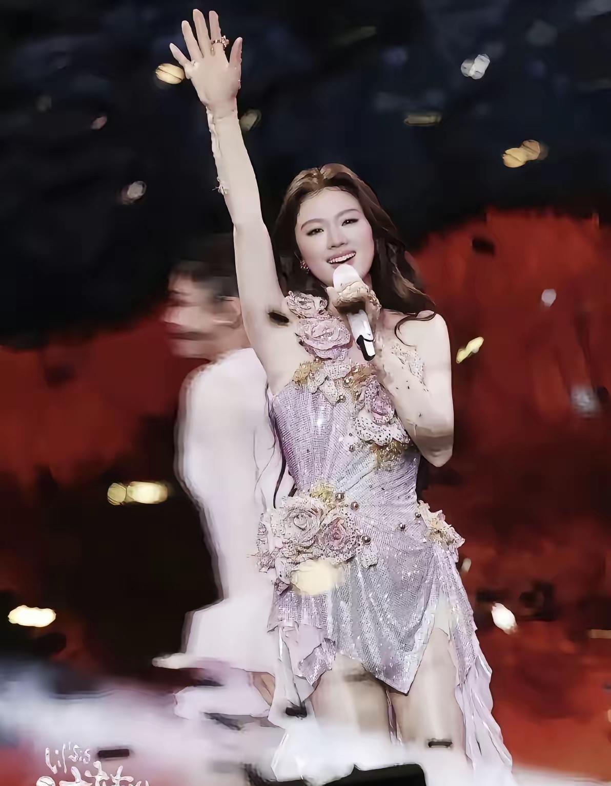 刷到单依纯深圳演唱会的路透
真的被吓一跳
这哪是那个唱《永不失联的爱》哭得梨花带