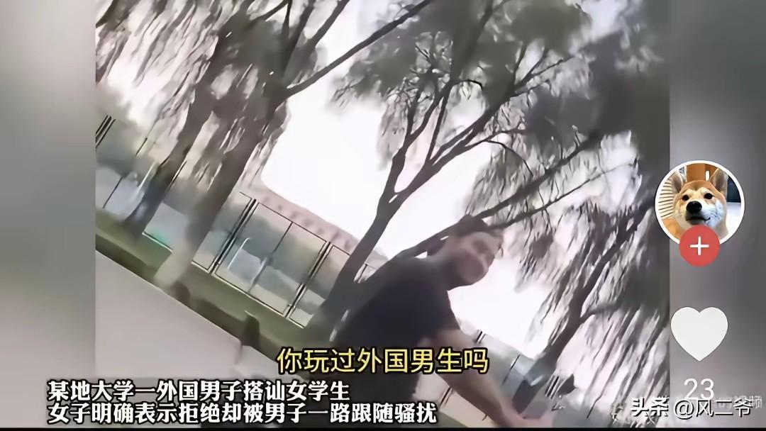 这个骑电瓶车的外国人，一路上嘴巴可没有闲下来，对于这种毫无底线的外国佬，建议把他