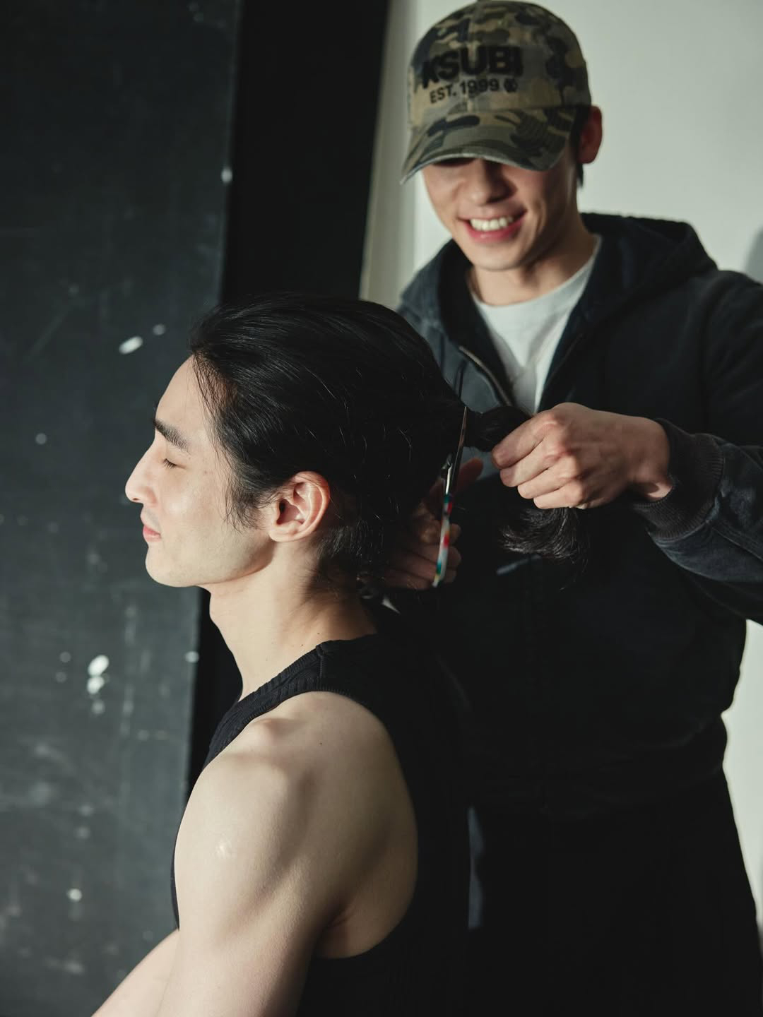 许光汉帮许太章广辰剪头发💇 