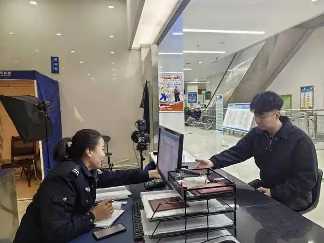 身份证“20年之约”到期！不用回老家，3分钟搞定新证


翻出你的身份证看一眼，