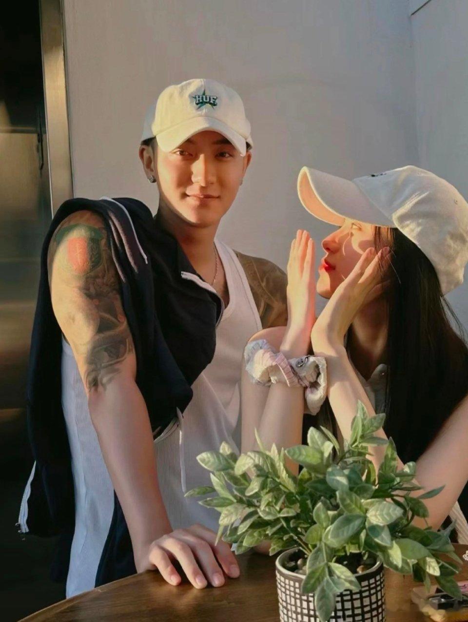黄子韬首谈决定求婚的原因其实两个人这么早结婚挺好的，至少给足了徐艺洋安全感，而且