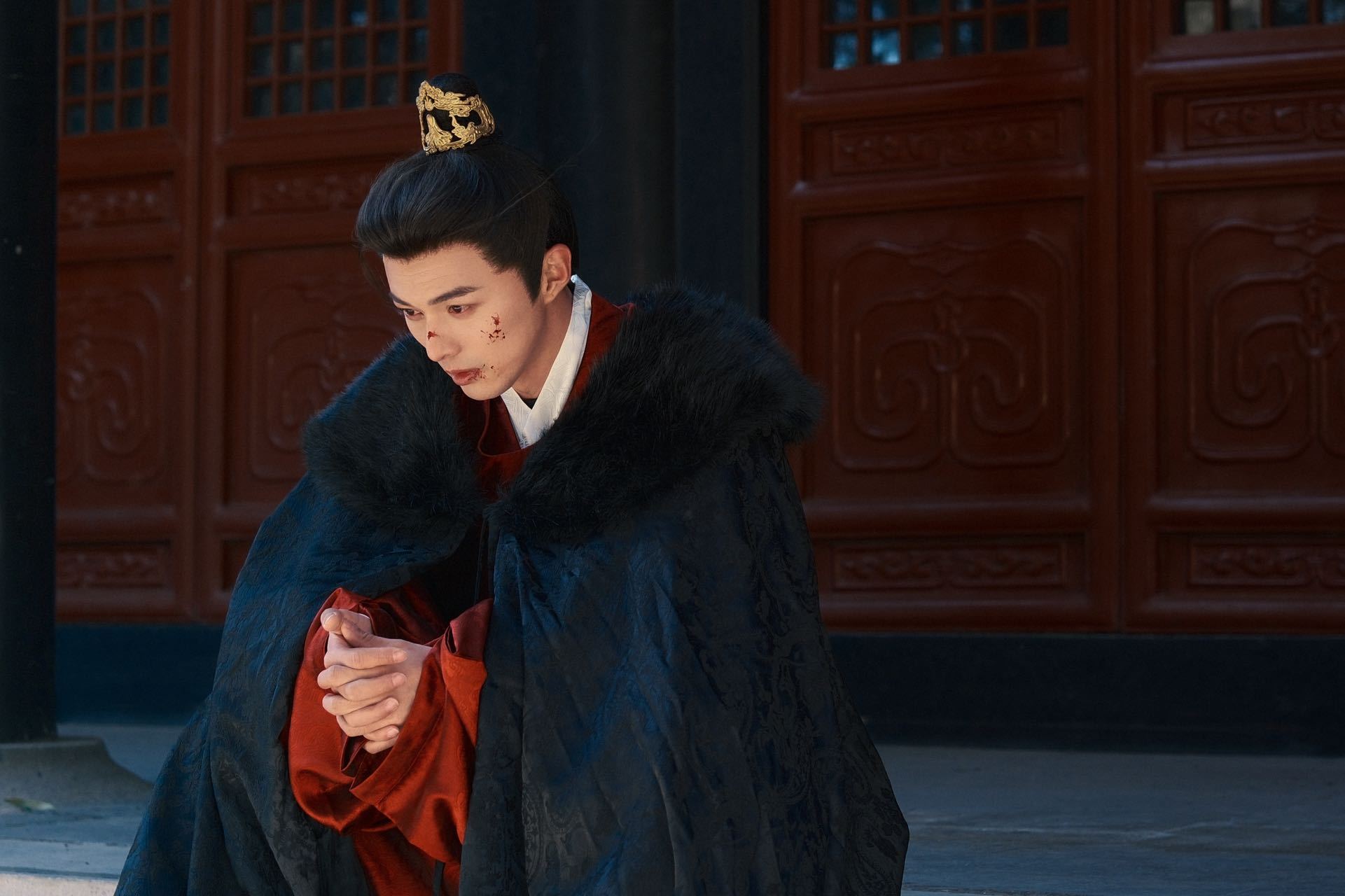 我镜头里的红衣战损叶祖新 叶祖新这波剧宣杀疯了！红衣战损造型自带故事感，英气与破