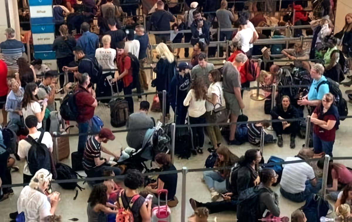 美国航班大乱套,政客们又在干啥,老百姓遭殃
美国交通部长说了,40个机场要少飞1