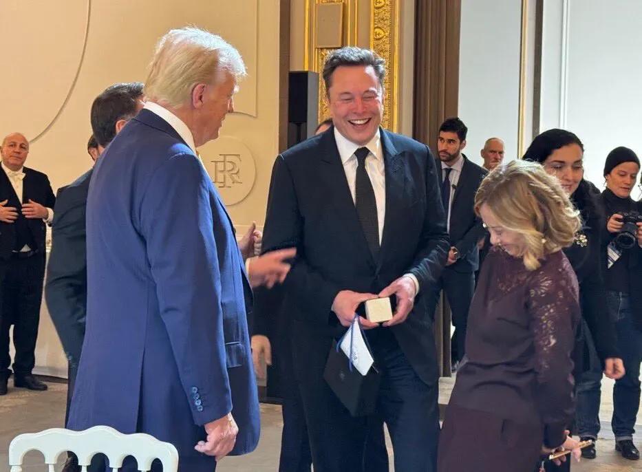 特朗普今天在社交媒体上发布了一张照片，没有配文，如何解读？

照片里有三个人。特