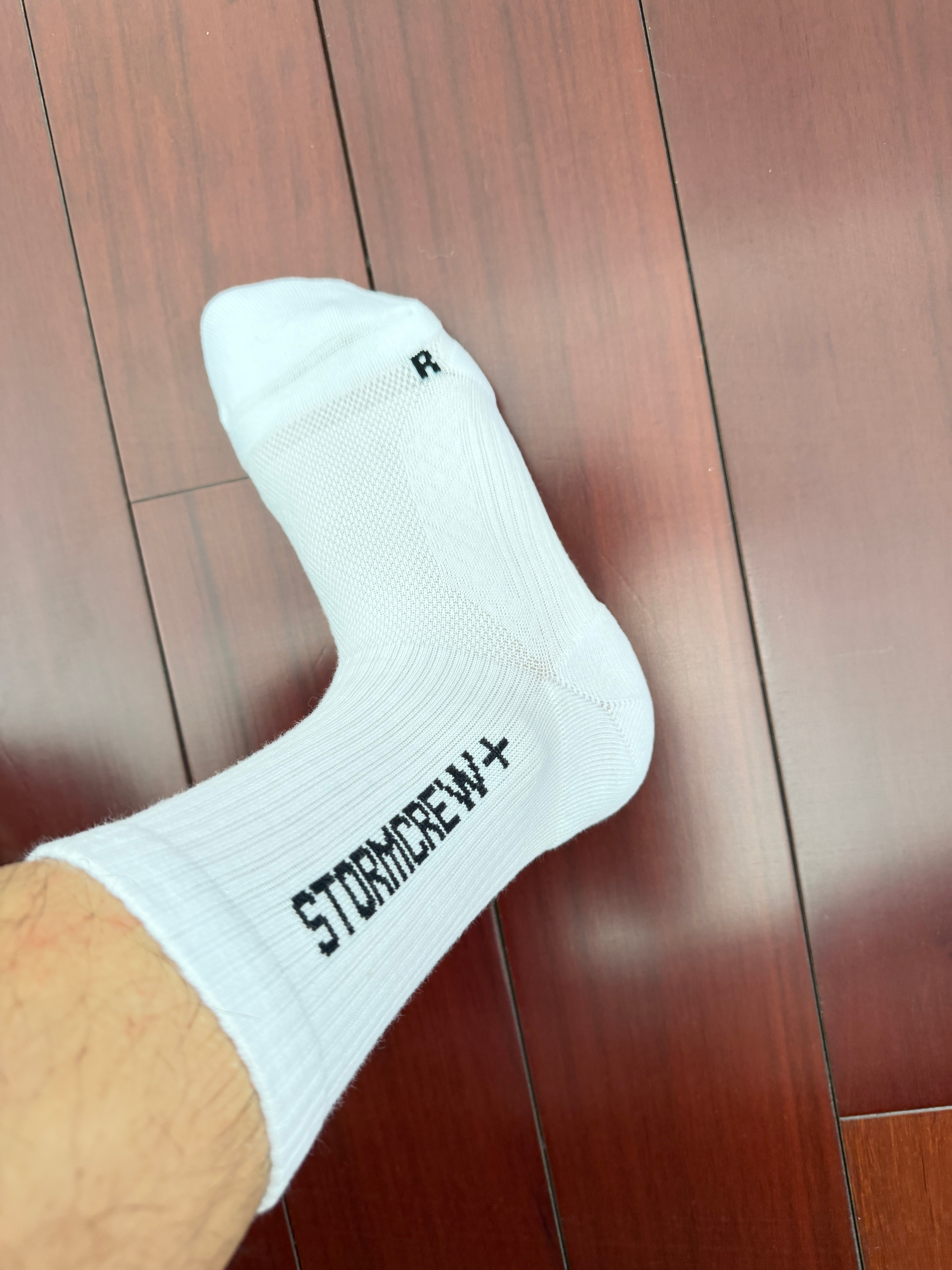 前两天在StormCrew搞了十几双袜子，第一次穿袜子还要分左右的