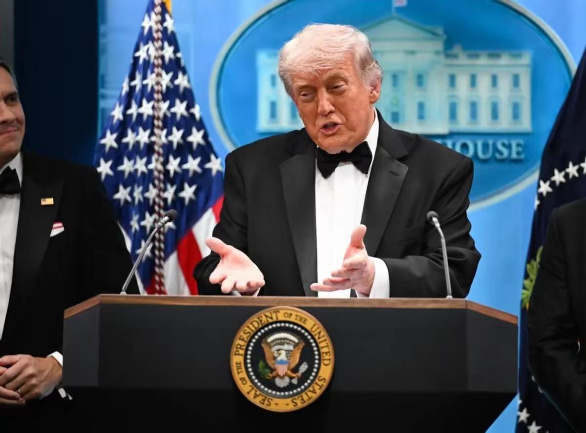 美伊谈判，为了在声势上压对方一头，不约而同，把请求谈判推给对方，认为对方先服软。