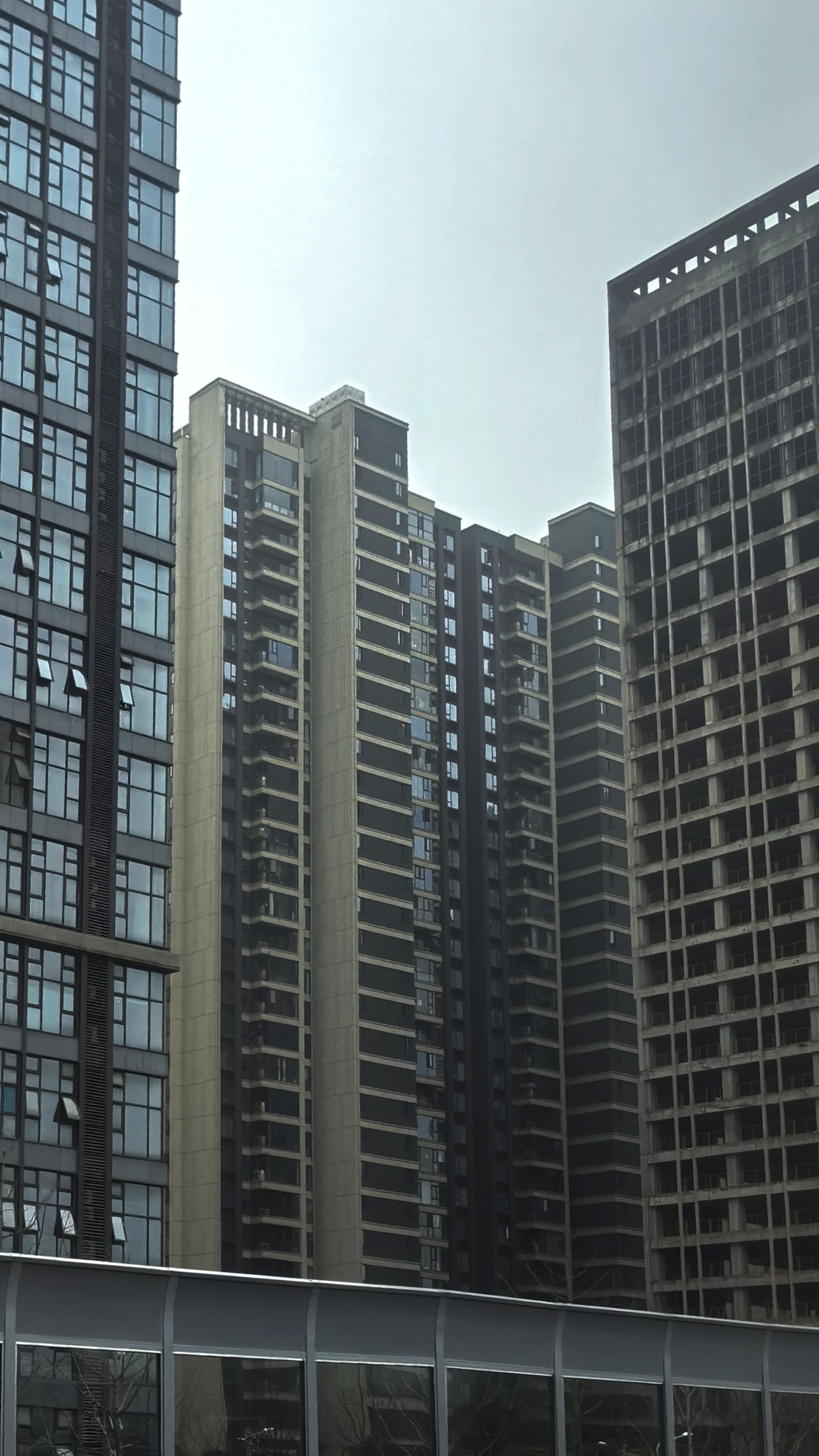 如果窗外没有好看的景色，我真不建议买这种高层大板楼，大平层也不行，窗外就是小区里