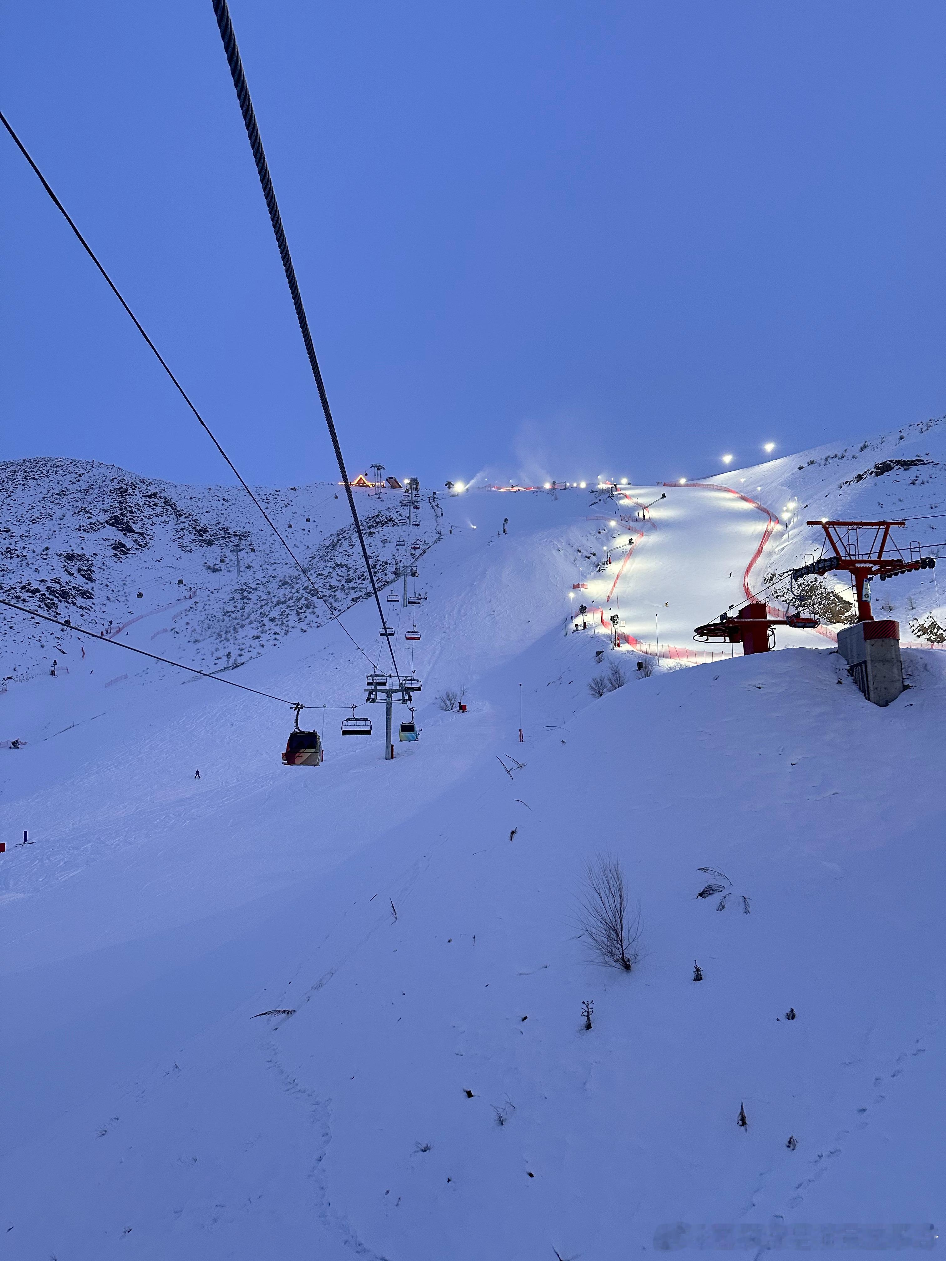 其实看到这个又心软软了。再忙再累，你也会有机会滑一次雪，吹走尘埃，换上雪花，我愿