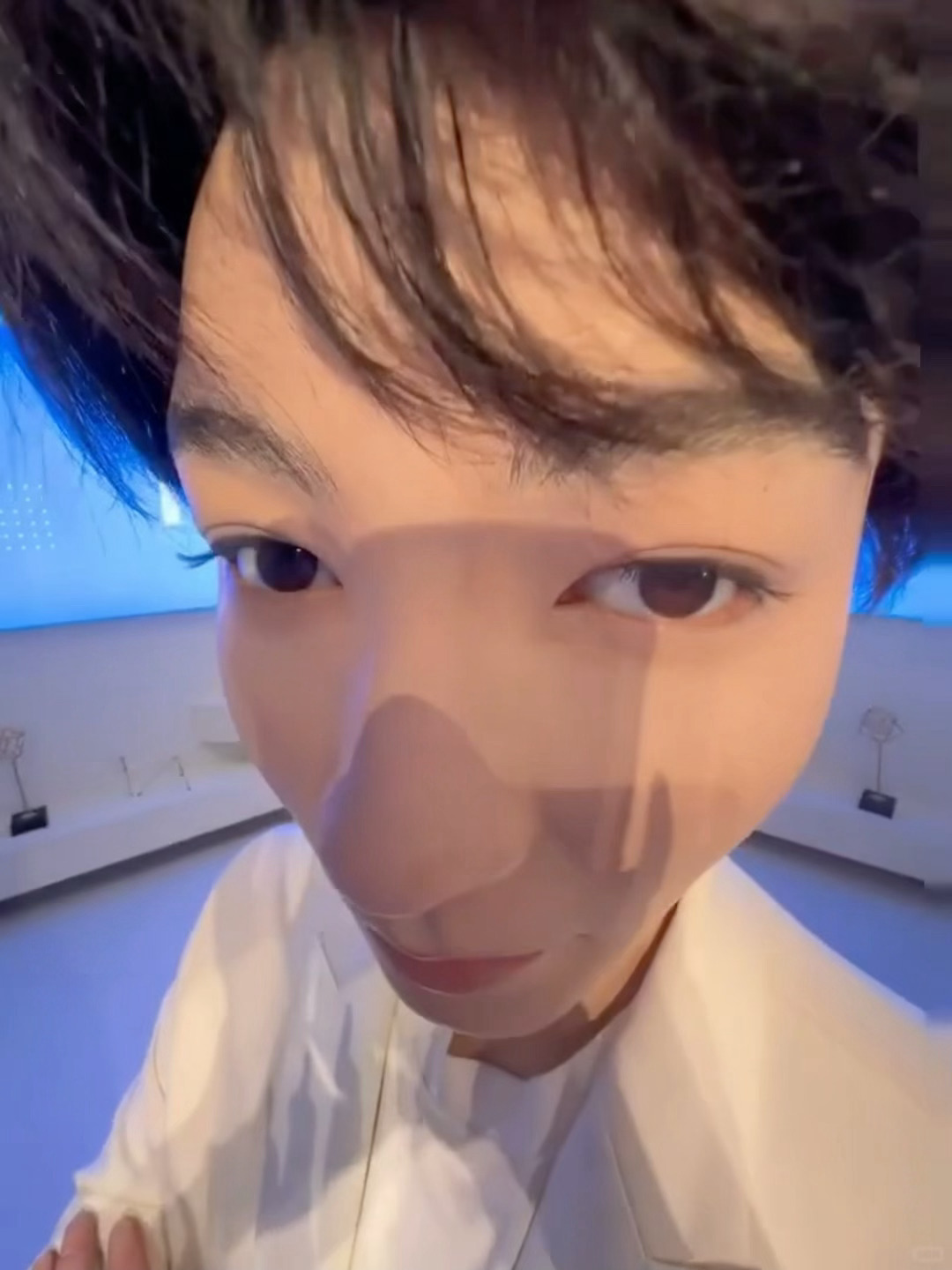 笑的不行了，网友拍王俊凯的蜡像，可恶啊这是什么蚊子角度[笑cry][笑cry]王