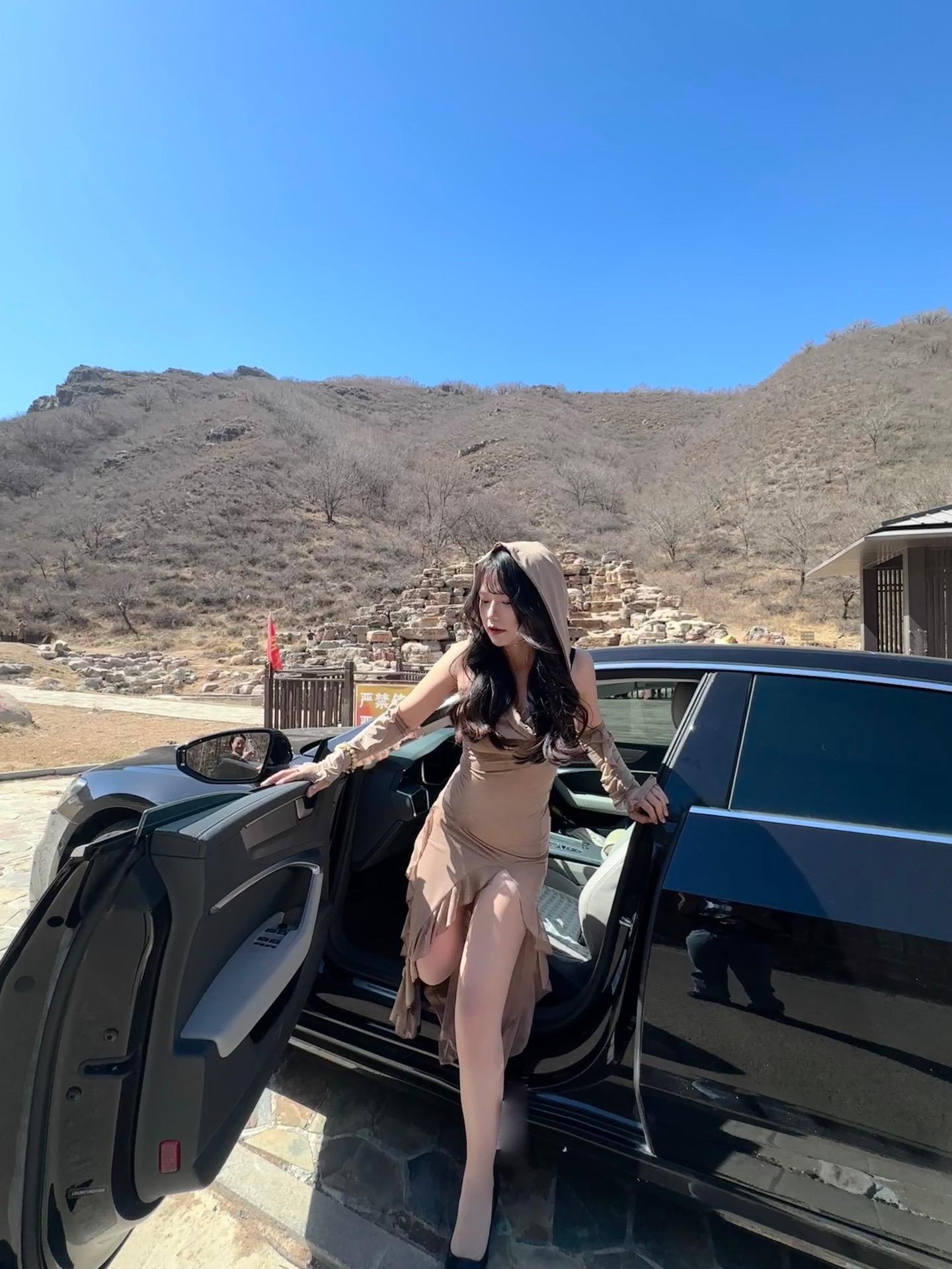 你摸摸我的衣服 是不是你女朋友的料子