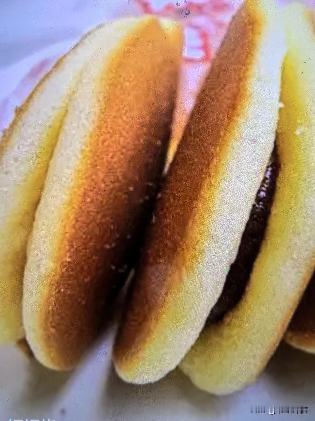 今早餐给孩子们做的是松软鸡蛋夹，10几分钟轻松搞定，味道丰富简单又好吃
 昨天下