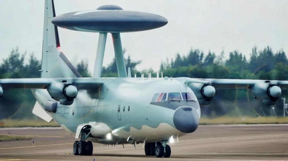 歼-10C单挑F-22？美国专家说“不可能”，真相更让你“头大”！