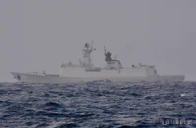 只差最后38海里！台出动万吨巨舰，冲向我054A，防空导弹已竖起
根据岛内媒体2