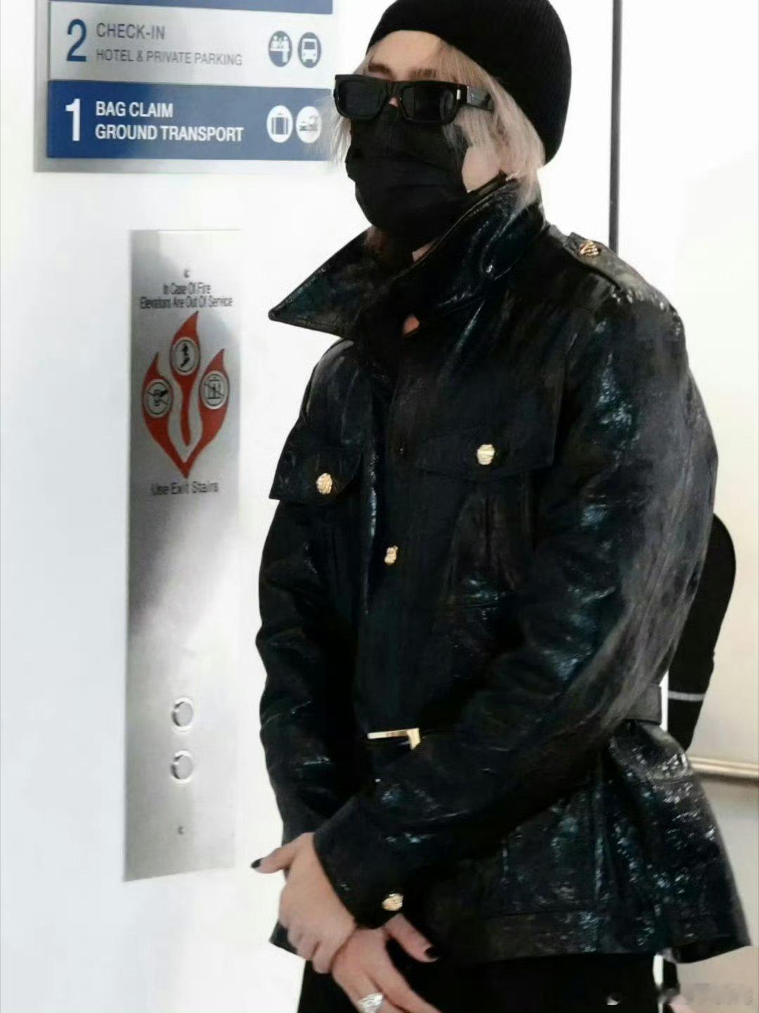 蔡徐坤出发巴黎时装周闪闪发光的大明星要闪耀巴黎了 ​​​