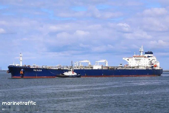 据路透社报道：数小时前，四艘油轮在黑海遭到无人机袭击起火，当时它们正前往俄罗斯新