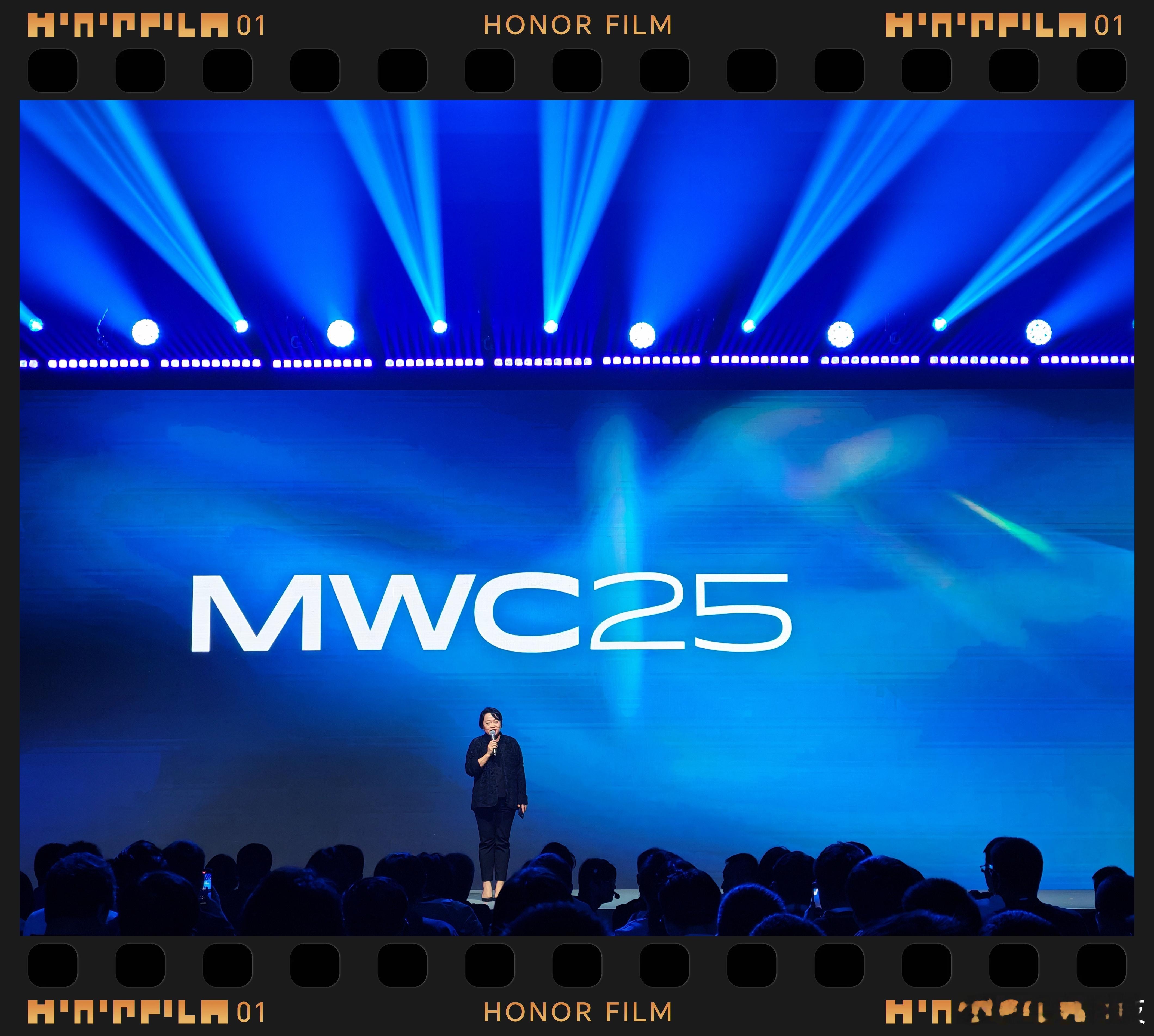 闪现2025MWC上海​来听听是如何理解并落地AI的新思考！在活动上，荣耀CEO