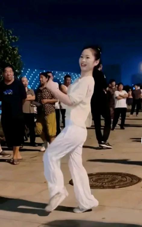 上联：快乐精灵逍遥舞；
下联：？？？
