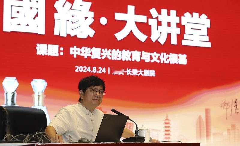 张雪峰和郑强“被出局”，是不是教育界损失这事儿还真得好好琢磨琢磨。
张雪峰凭借志