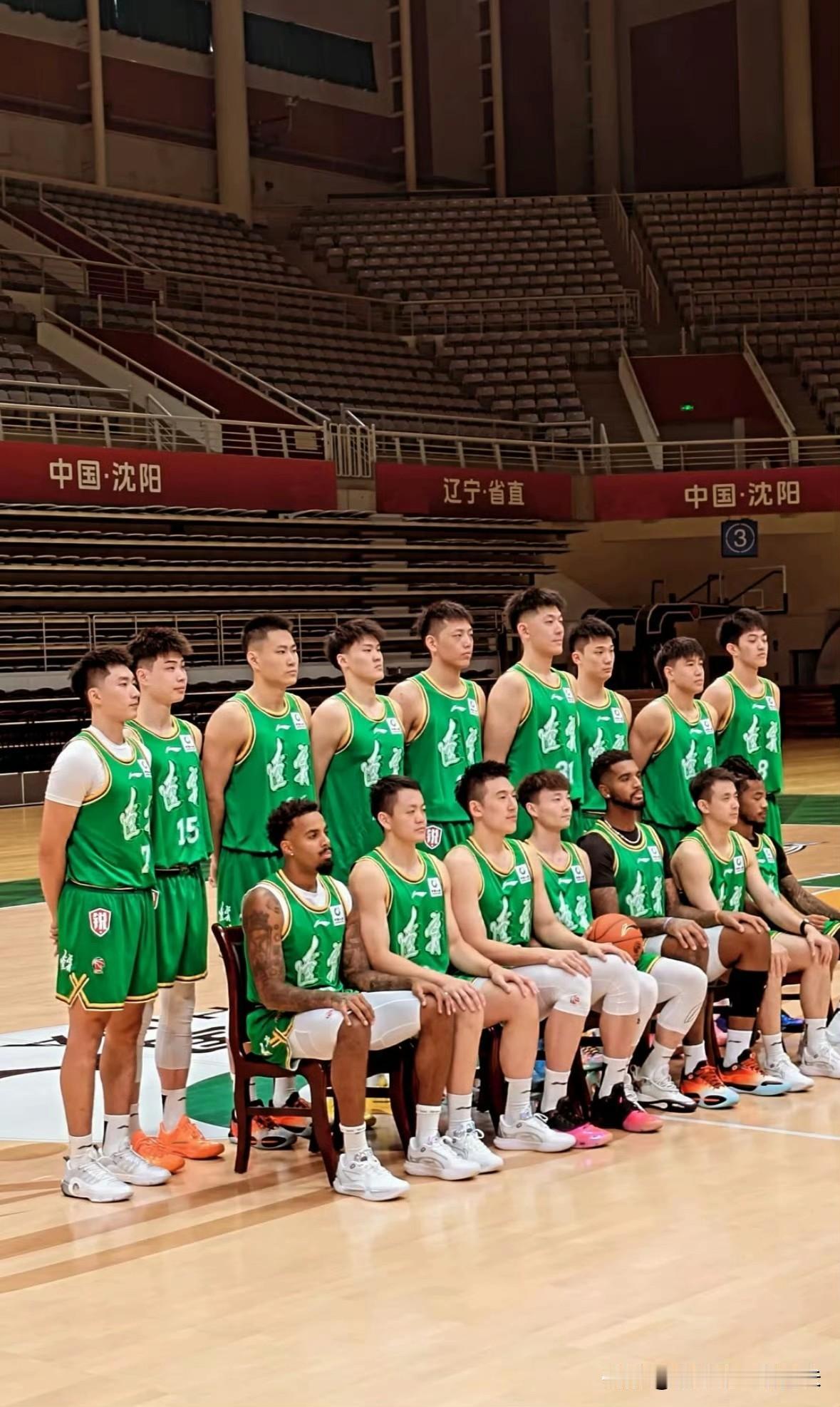 风清气正！辽篮大合影没有论资排辈，鄢手骐居C位，赵继伟和库珀却坐在板凳席的末端，