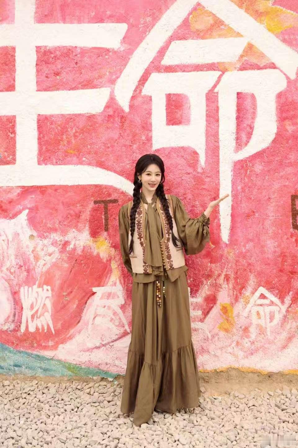 杨紫晒生命树拍摄地打卡照 杨紫小白菊回德令哈了 杨紫来晒德令哈打卡照啦 