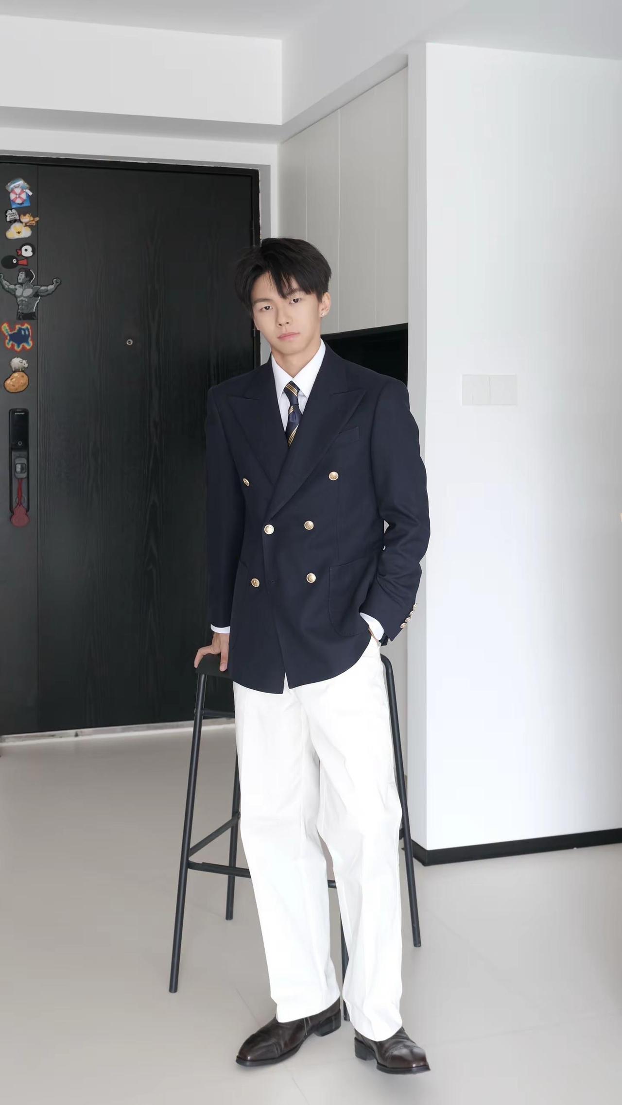 第一次穿这样的 还行嘛。正装皮鞋 正装ootd 反差