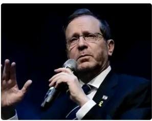 以色列总统赫尔佐格正站在台上讲话时，一枚火箭弹意外砸向旁边的目标，当时现场还有不