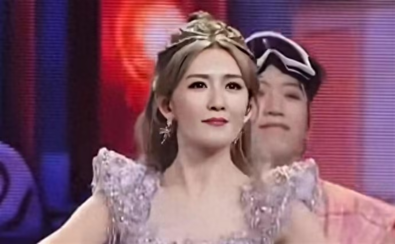 估计谢娜自己都懵！开演唱会路人缘崩盘，张杰和何炅都不敢帮她了 