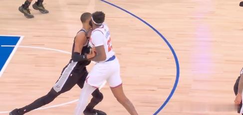 NBA  总决赛G4再起争议！文班亚马抬肘击中唐斯面部被判一级恶犯，目前季后赛恶