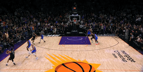 布克这个绝杀太硬了！

卡鲁索和多特都扑过来了，这哥俩的时间控制的非常好，没有给