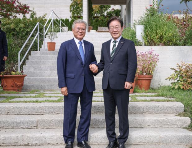 最近，韩国政坛上演了一幕极具看点的“老友记”。韩国前总统文在寅重返青瓦台，与现任