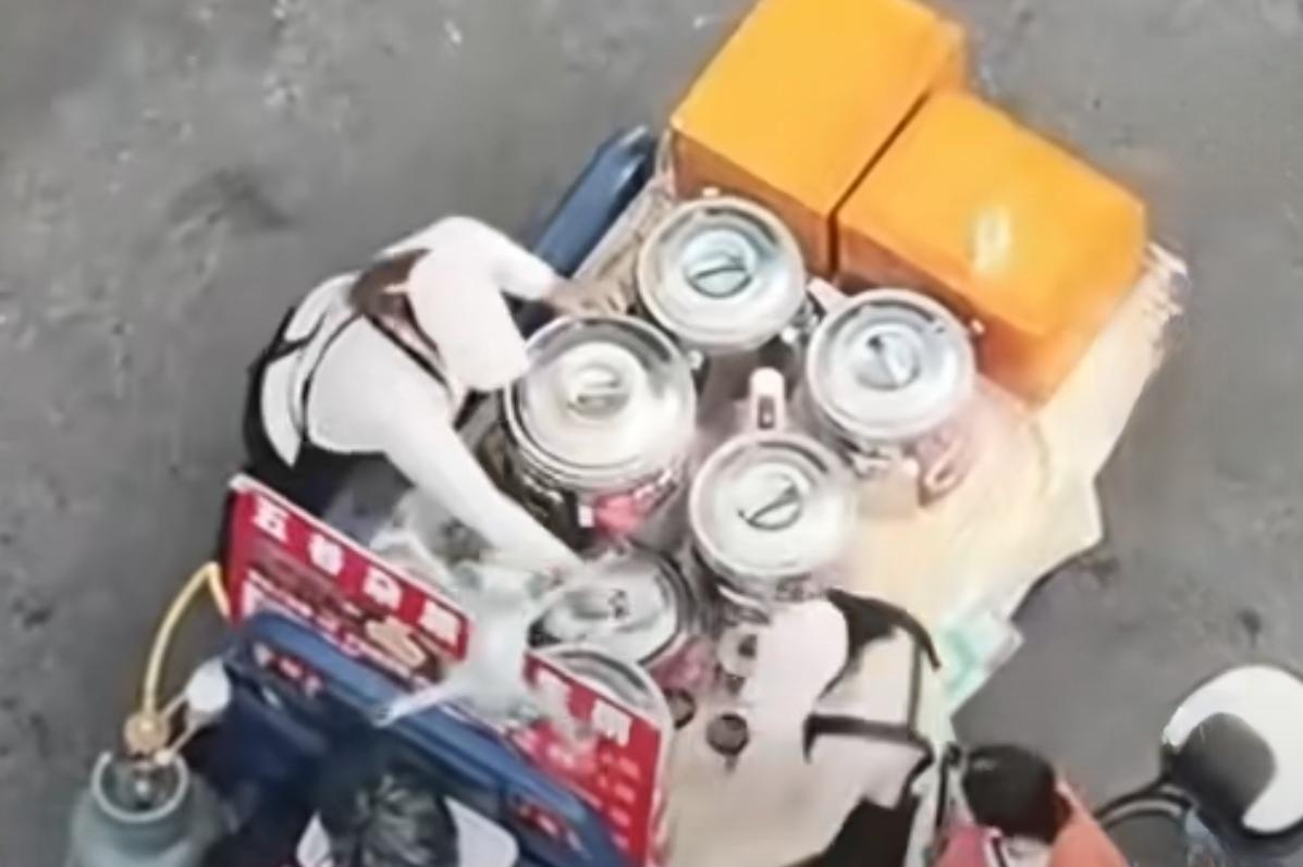 🔥太绝了！无人机变身空中城管，专治占道经营顽疾！高空鹰眼无死角巡查，发现违规立