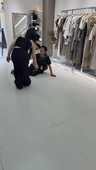 河北保定一家女装店突然来了一个疑似患有脑瘫的男子上门乞讨。
不过他却不要现金也不